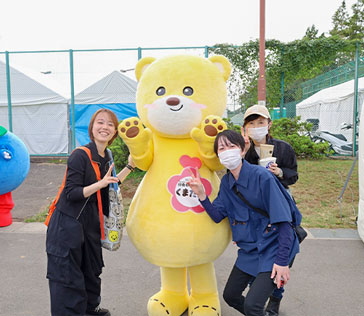 2025年10月12日 江戸川区民まつり参加者とくまたんの写真