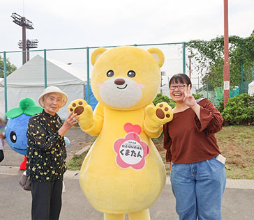 2025年10月12日 江戸川区民まつり参加者とくまたんの写真