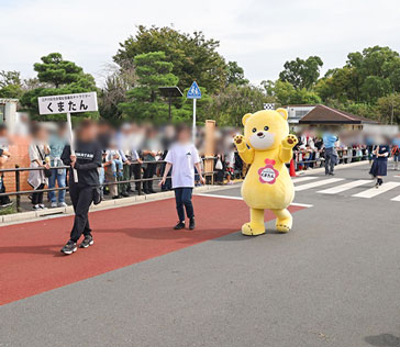 2025年10月12日 江戸川区民まつりのパレードに参加するくまたんの写真
