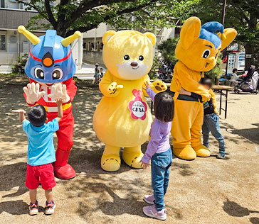 2026年4月26日 かさいこども食堂マルシェ参加者とふれあうピーポくん、キュータくん、くまたん